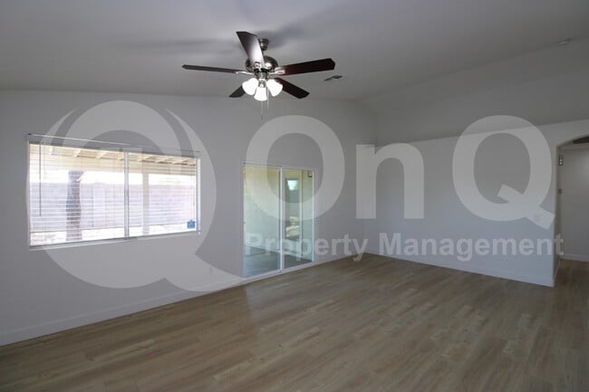 Foto del edificio - 16175 W Washington St