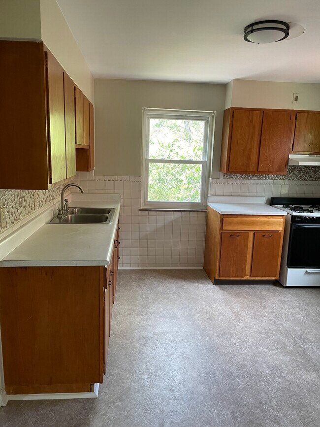 Comer en la cocina - 5839 Monfort Hills Ave