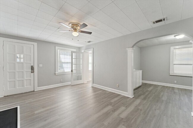 Building Photo - 2102