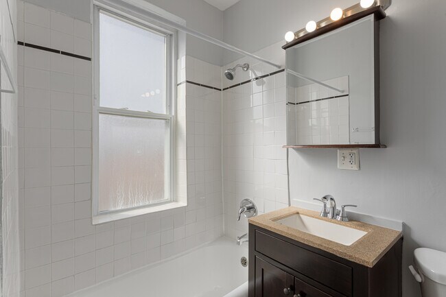 Foto del edificio - 5860 N Kenmore Ave