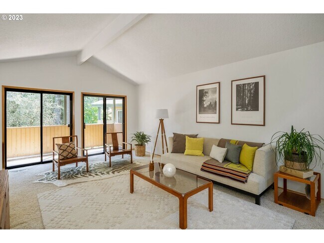 Foto del edificio - 2Bd/2Ba Second Floor Condo in SE with Washer & Dryer, 2 Car Dethatched Garage and a Serene Courty...