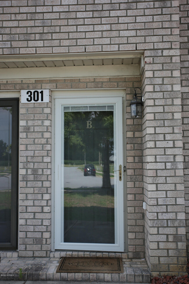 Building Photo - 301 S Square Dr