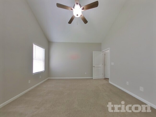 Building Photo - 347 Hawthorn Dr