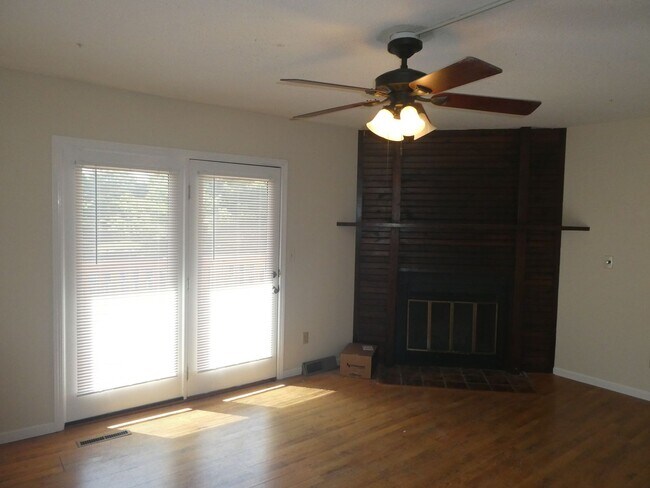 Building Photo - 3 Bedroom 3.5 Bath- Condo