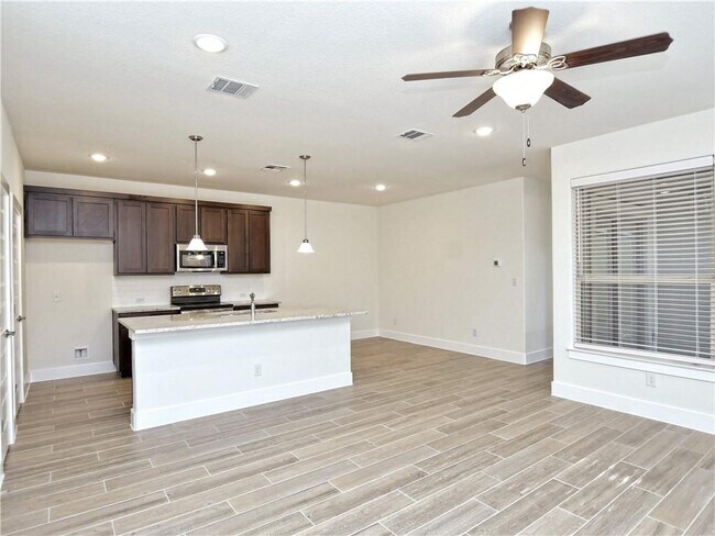 Building Photo - 603 Parkline Dr