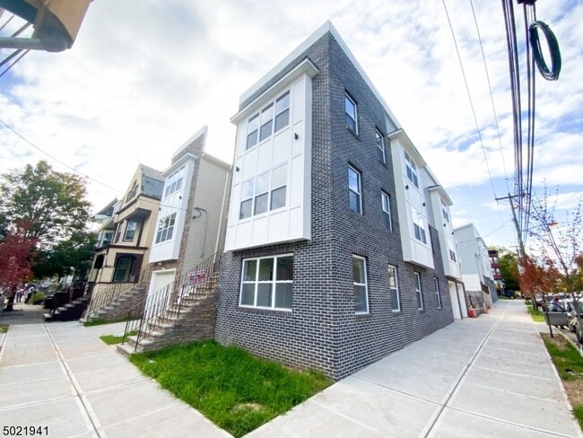 Building Photo - 70 N 6th St