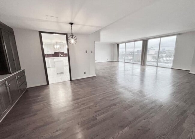 Building Photo - 2016 Main St