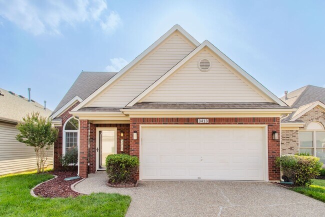Foto del edificio - Move-in-ready 3 bed / 3 Full Bath In Louisville's Four Seasons — Fully Updated, No Carpet, Fiber ...