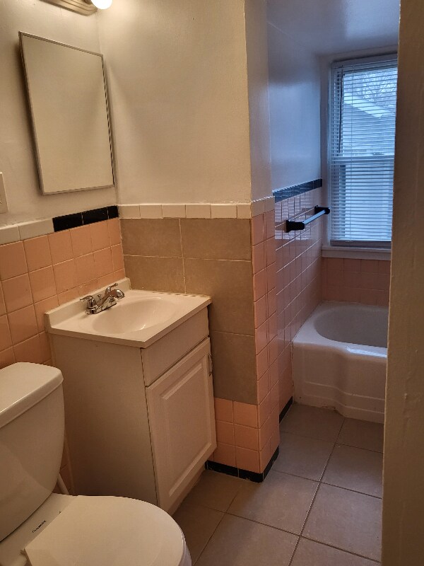 Building Photo - 577 E Mapledale Ave