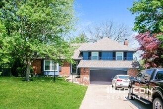 404 W Foxwood Dr