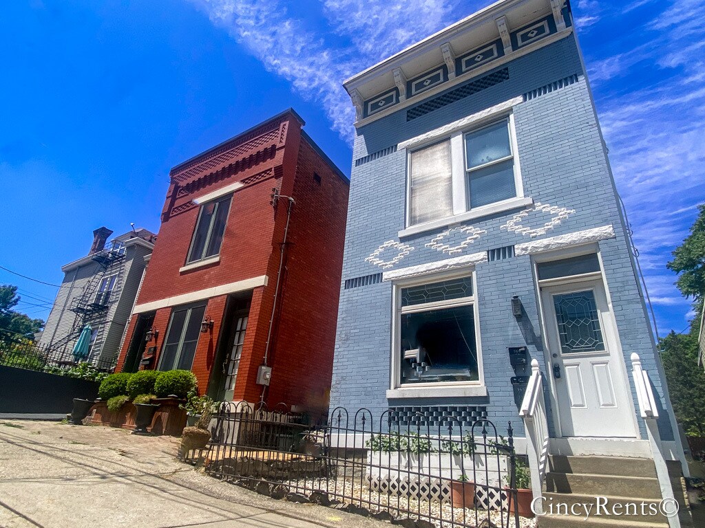 Primary Photo - 960 Paradrome St