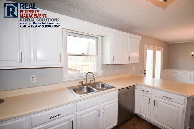Building Photo - * PENDING* Fantastic 3BR/2.5BA+Huge bonus ...