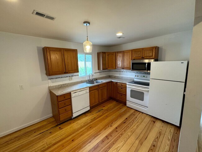 Foto del edificio - Cozy 2 BR 1 BA in Bevo Mills off Holly Hil...