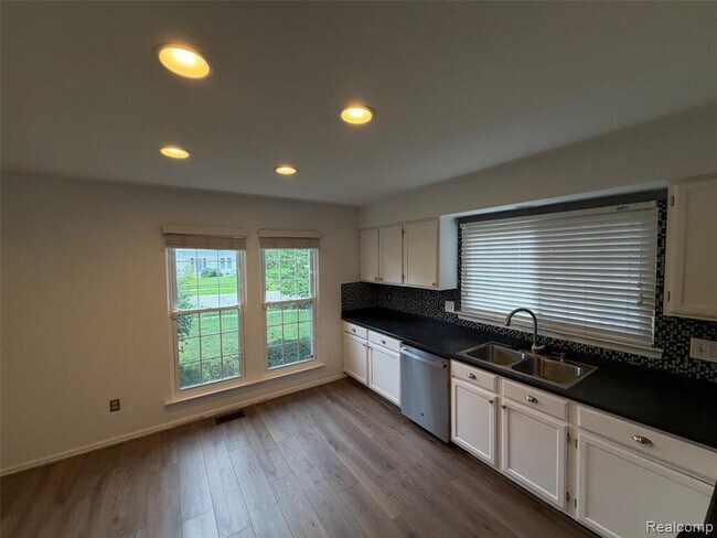 Foto del edificio - 24525 Jamestowne Rd