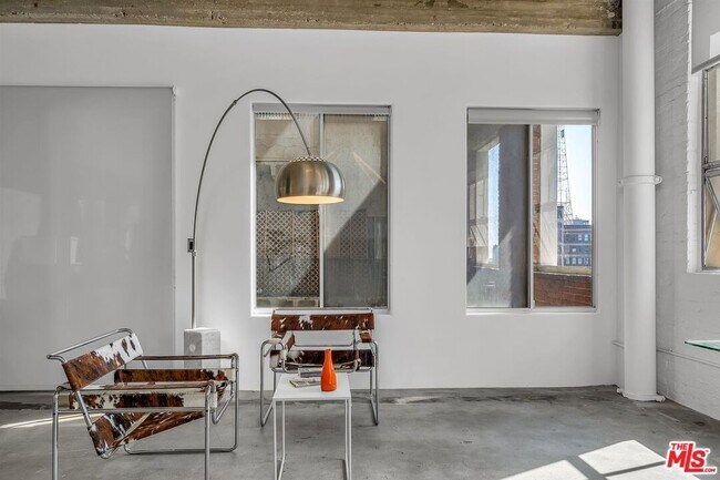 Foto del edificio - 312 W 5th St