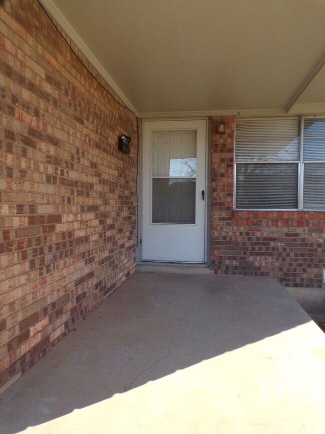 Building Photo - Pet Friendly!!