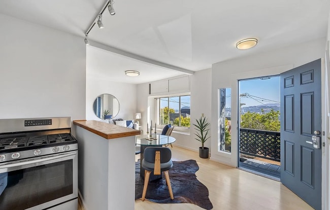 Foto del edificio - Prime Bernal Village with views - a single...