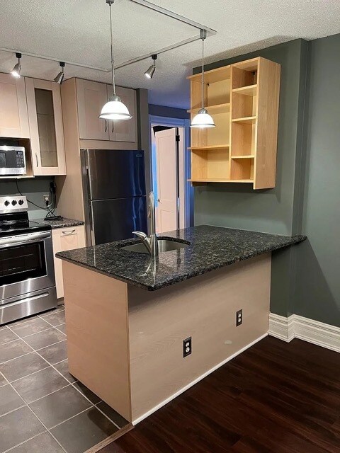 Kitchen - 79 Western Ave N