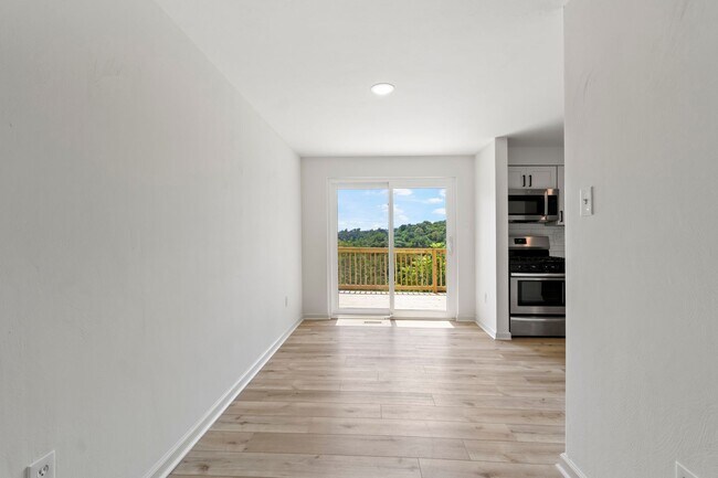Foto del edificio - AVAILABLE NOW! Check out this BEATIFULLY RENOVATED 2-bedroom townhome in North Versailles!