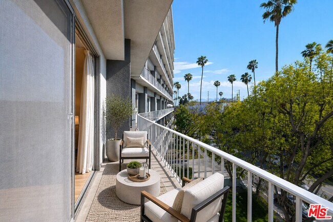 Foto del edificio - 100 S Doheny Dr
