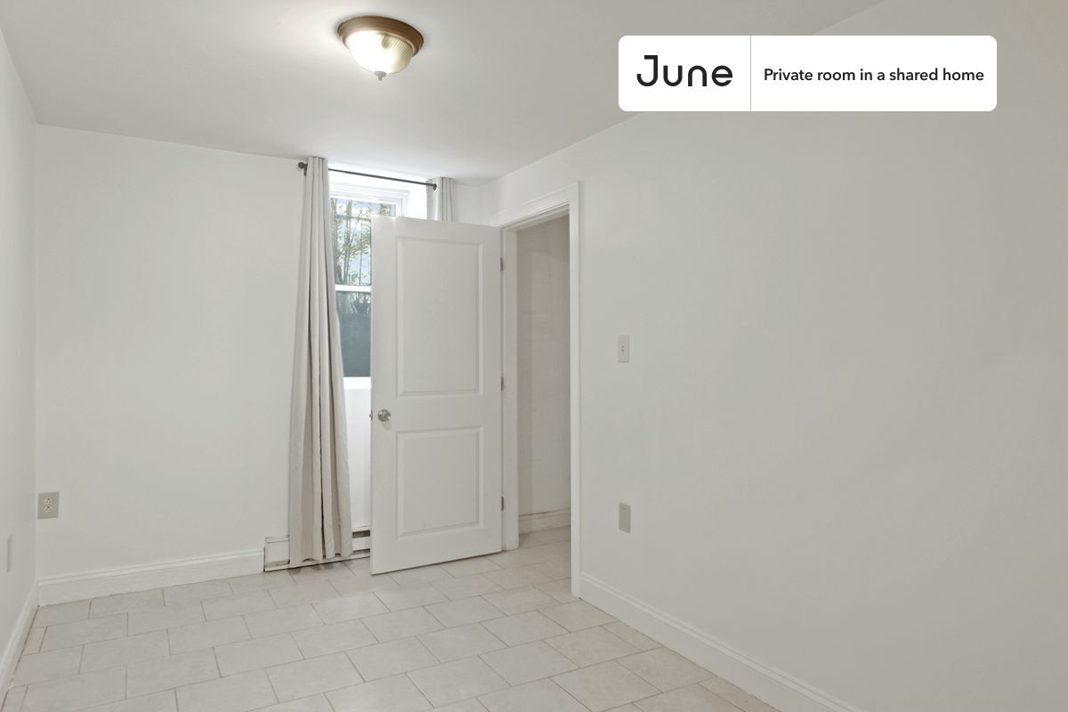 Foto principal - Private bedroom in 4 bed/2 bath Home