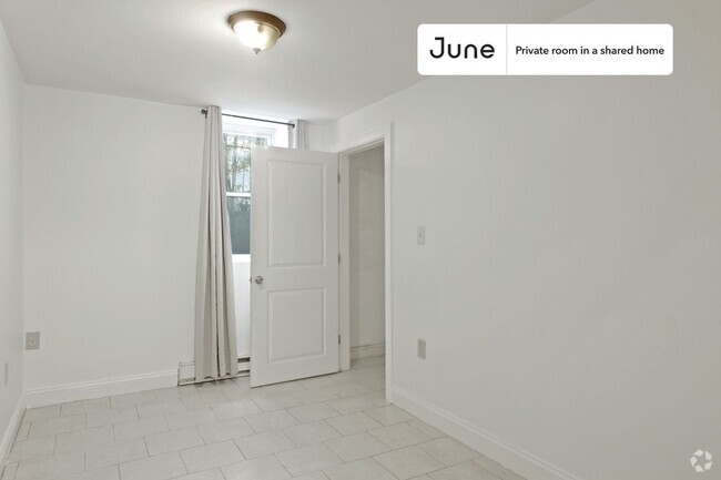 Building Photo - Private bedroom in 4 bed/2 bath Home