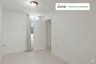 Building Photo - Private bedroom in 4 bed/2 bath Home