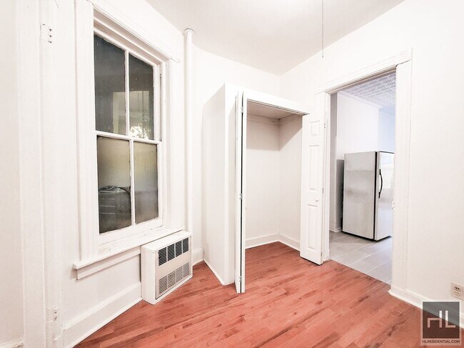 Foto del edificio - 323A EAST 89 STREET