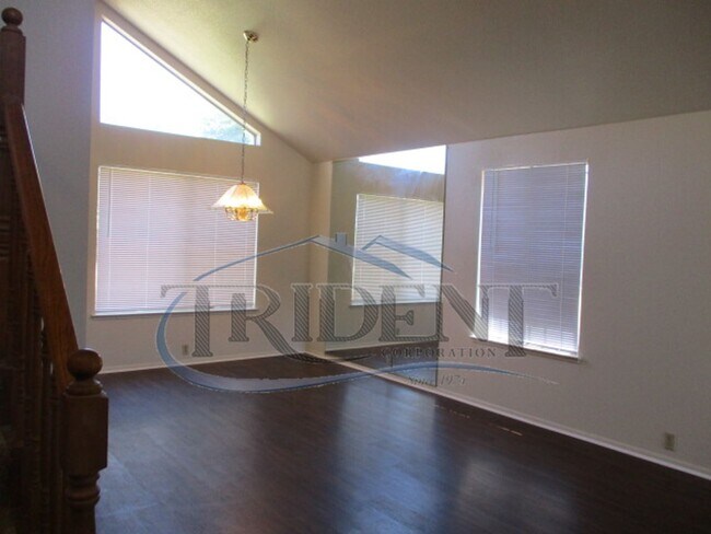 Building Photo - Large 4 bedroom, 3 bath house located on a large lot