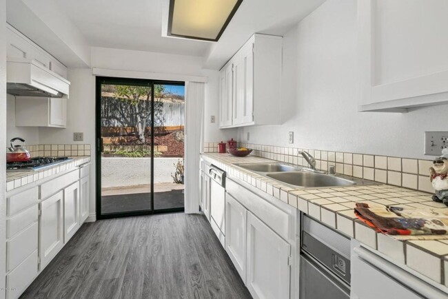 Building Photo - Hillside Hideaway in Thousand Oaks