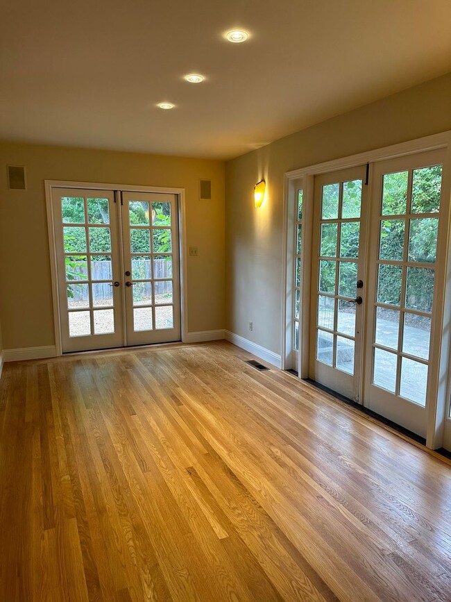 Building Photo - Stunning 4 Bedroom, 3 Bath Single Family Home with Spacious Yard - Available July 15th!