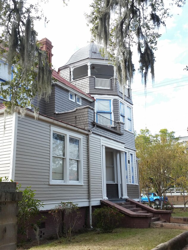 203 E St Unit LOWER LEFT, Savannah, GA 31401 Apartment for Rent in Savannah, GA