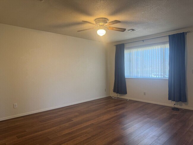 Foto del edificio - Charming 2-Bedroom Duplex with Fenced Backyard, Steps from the Colorado River