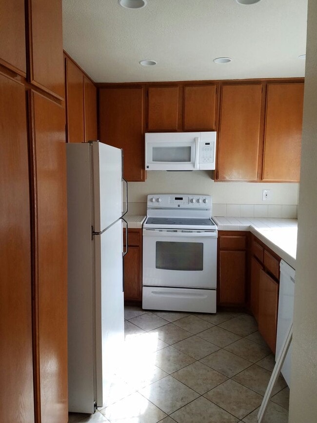 Building Photo - Beautiful 2BD/2BA Townhome in the Heart of University City - 2 Car Garage - Washer/Dryer - Quiet ...