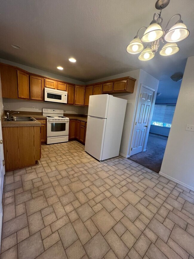 Foto del edificio - 2 Bedroom, 1.5 Bathroom - Upstairs/Downsta...