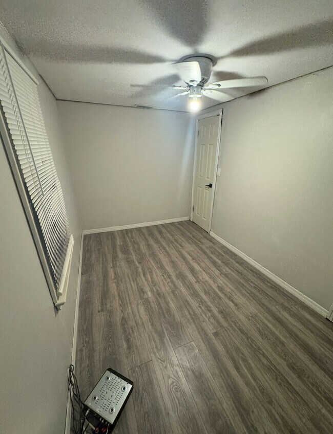Foto del edificio - 4472 Springbank Rd