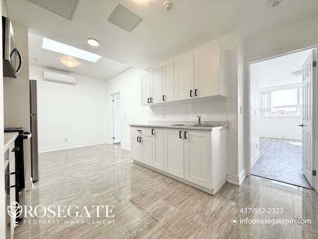 Photo du bâtiment - Spacious 2-Bedroom Apartment with 3 Bathrooms & Free Internet on Danforth Ave