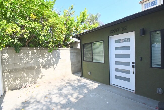 Building Photo - 10919 Camarillo St