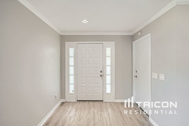 Foto del edificio - 1648 Harbor Oaks Dr