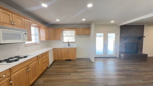 Building Photo - Make this newly remodeled 3 bedroom home yours in Jenks!