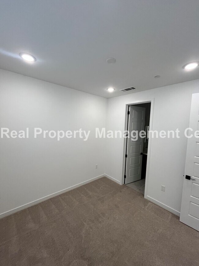 Building Photo - AVAILABLE MAY - New Shared Townhome in San...