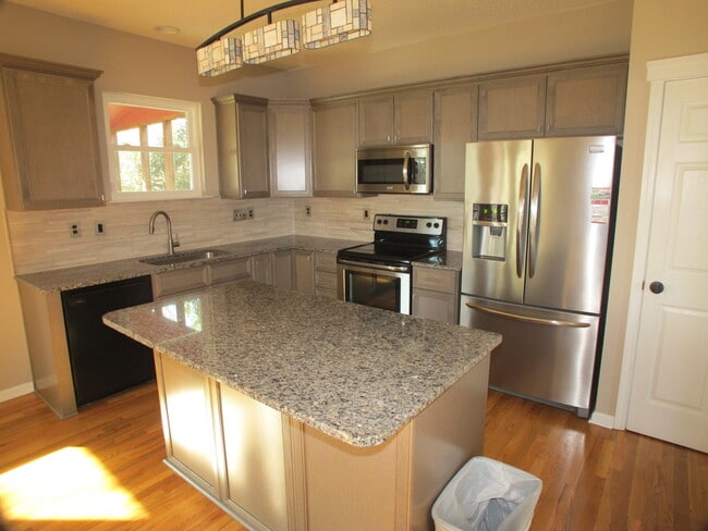 Foto del edificio - Gorgeous Modern. 2 story 4 bed., 2.5 bath ...