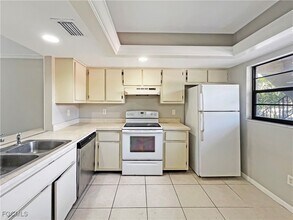 Building Photo - 4530 SW 10th Ave