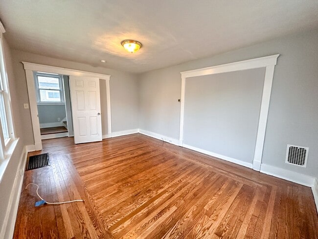 Foto del edificio - Lovely 3-bed Single Family Home in Hamden! Gorgeous Hardwood Floors throughout!
