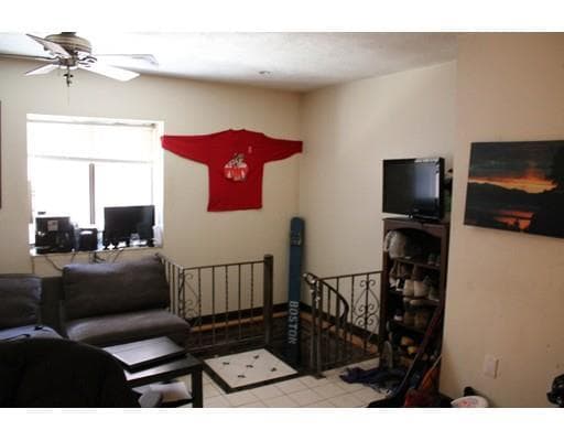 Building Photo - 8 Wiget