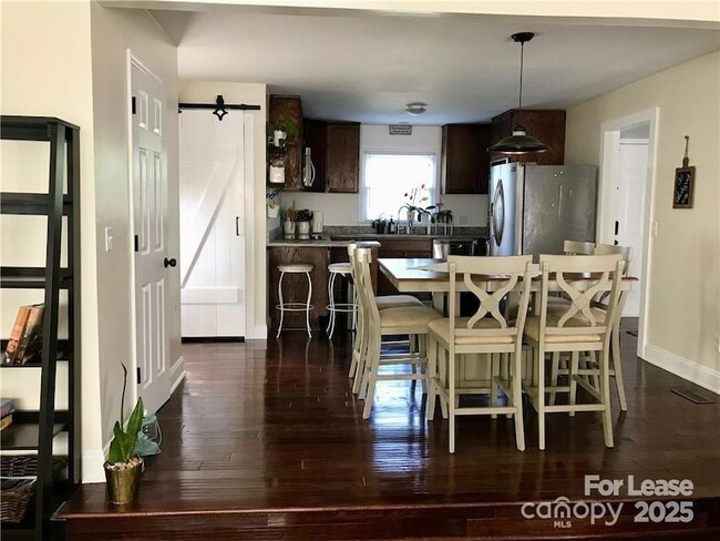 Building Photo - 501 Vista Grande Cir