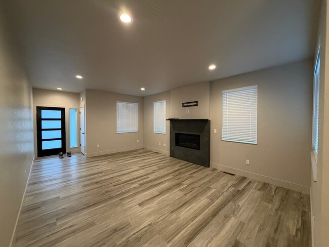 Building Photo - 4178 N Honeysuckle Dr