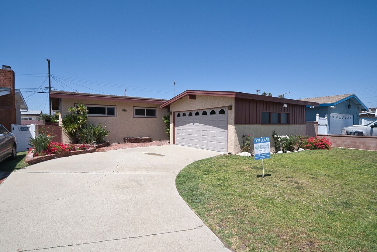 Primary Photo - 3 Bedroom 2 Bath Home For Lease