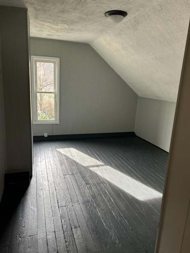 Building Photo - 4 bedroom 1 bath fully renovated duplex av...