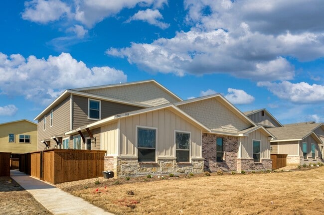 Building Photo - AVAILABLE NOW! GORGEOUS 2 BEDROOM FOUR PLE...